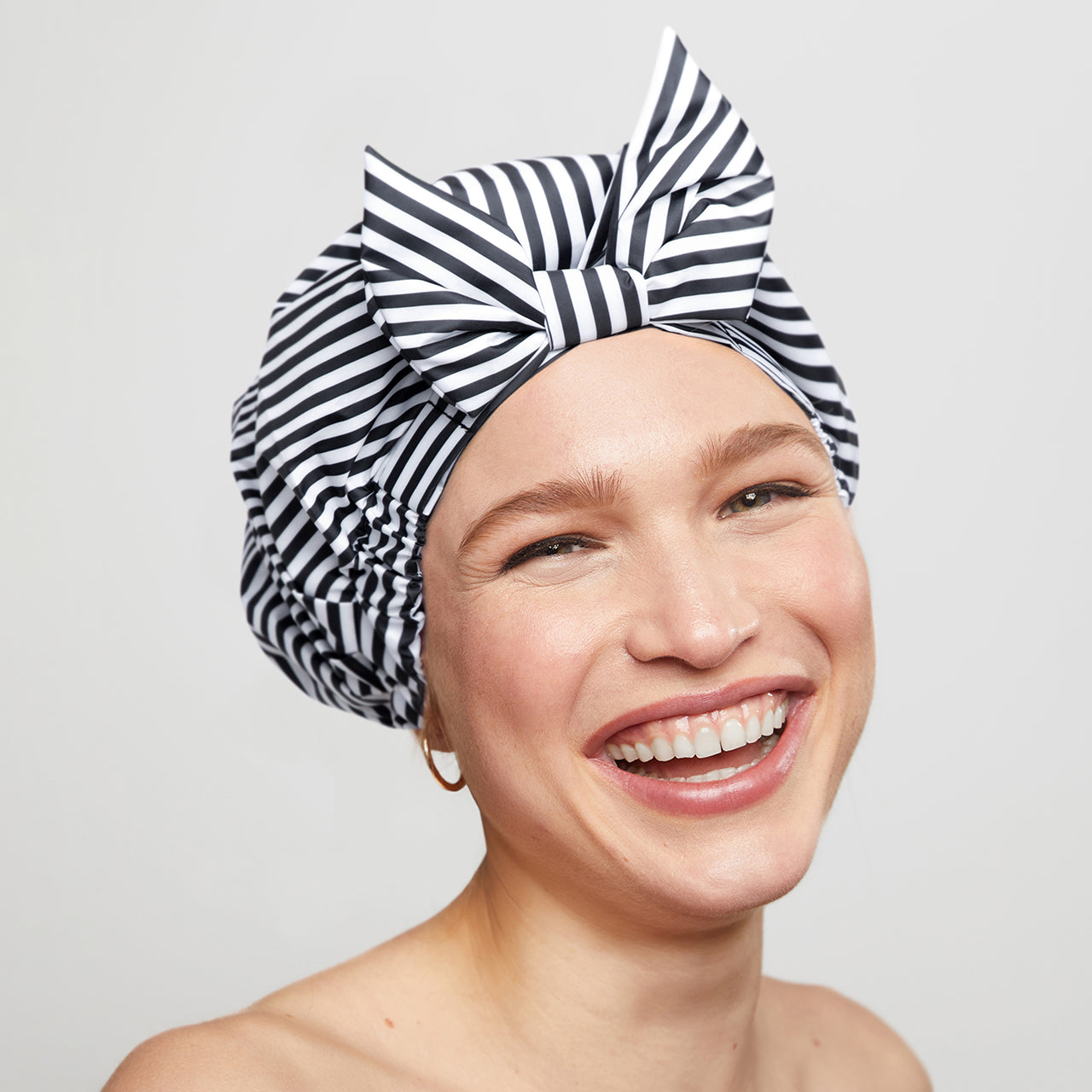0835-Luxe-ShowerCap-Model-Cleanse-Stripe-4-1280x1280px-1.jpg