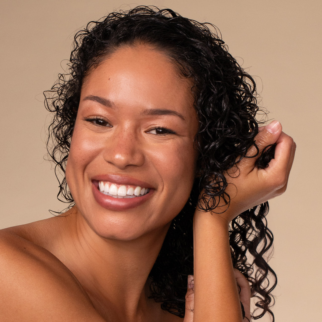 504001-CurlCream-Moisturizing-HairCare-Model-4-1280x1280px-1.jpg