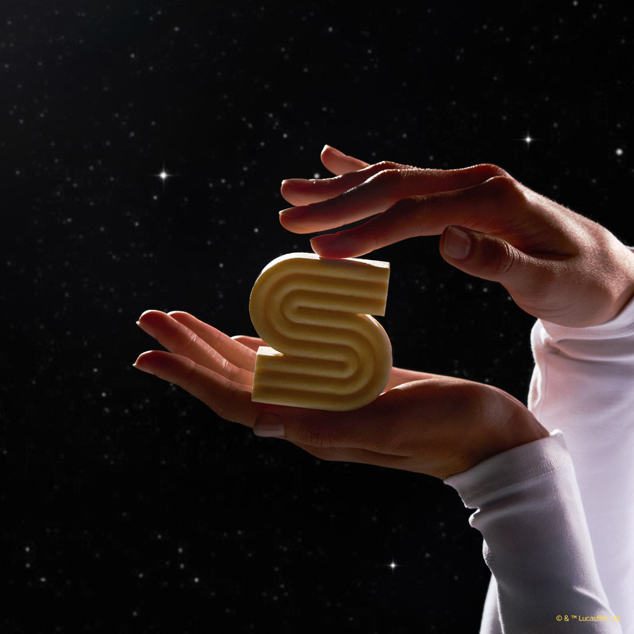 504506-StarWarsxKitsch-CreativeProductShoot-RiceWaterProteinStrengtheningSolidShampoo-C-3PO-2-1280x1280px-1.jpg