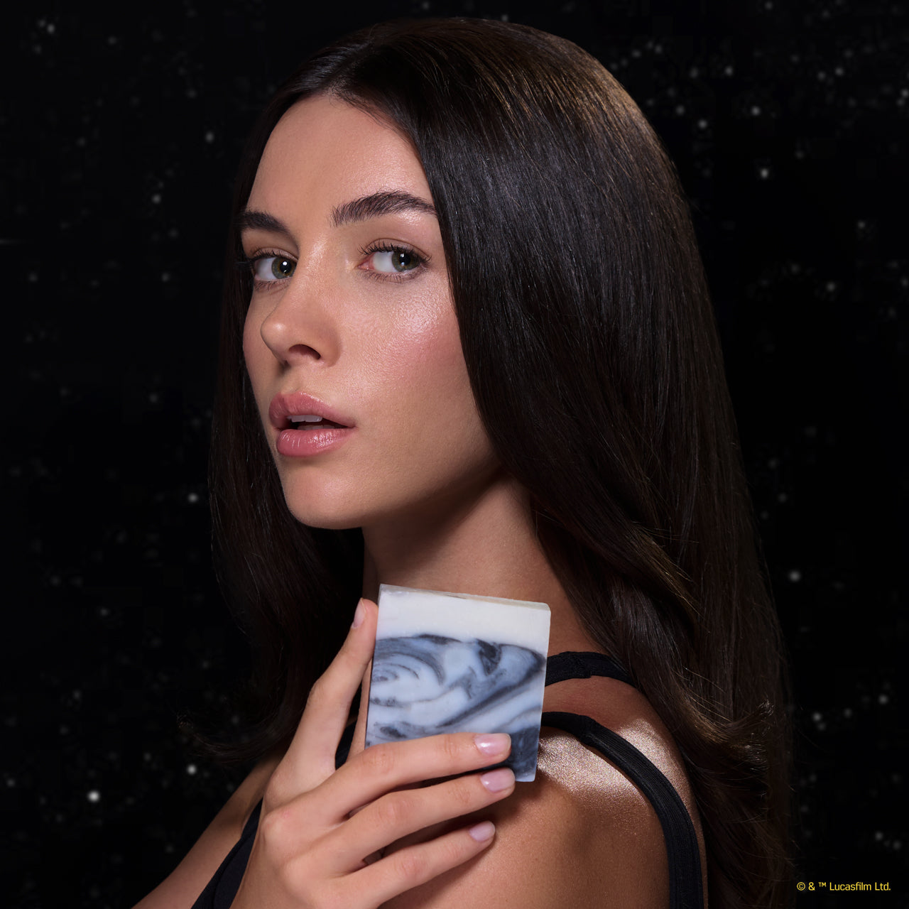 504537-StarWarsxKitsch-SheaButterMoisturizingBodyWash-StormtrooperSwirl-Model-2-1280x1280px-2-1.jpg