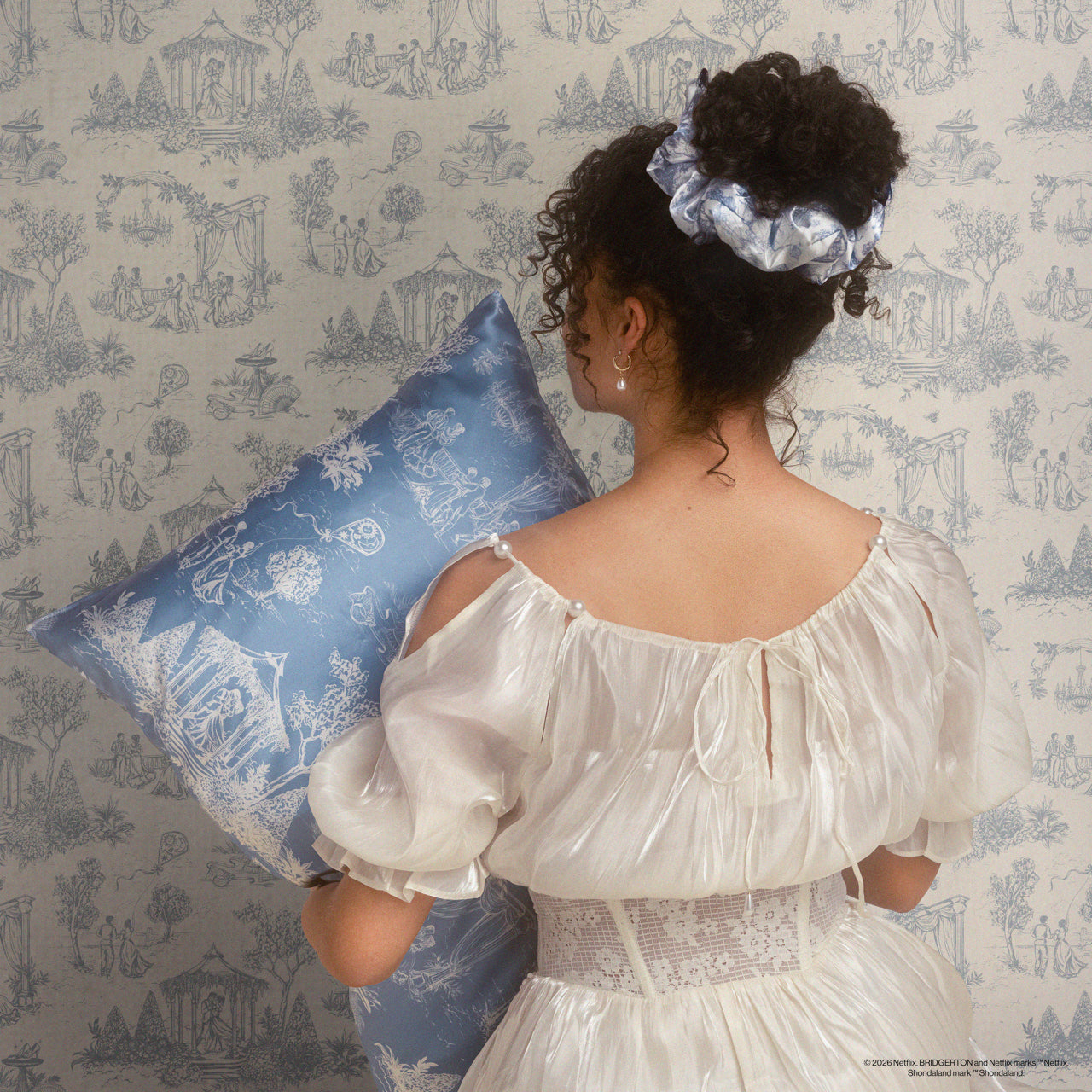 507439-507378-BridgertonxKitsch-PillowScrunchies_InSatin-Set-2pc-ToileInBloom-StandardSatinPillowcase-GardenToile-Model-2-1280x1280px-1.jpg