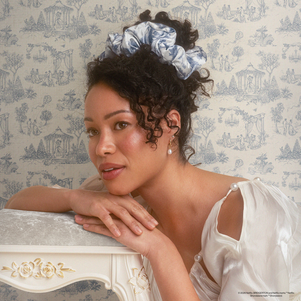 507439-BridgertonxKitsch-PillowScrunchies_InSatin-Set-2pc-ToileInBloom-Model-4-1280x1280px-1.jpg