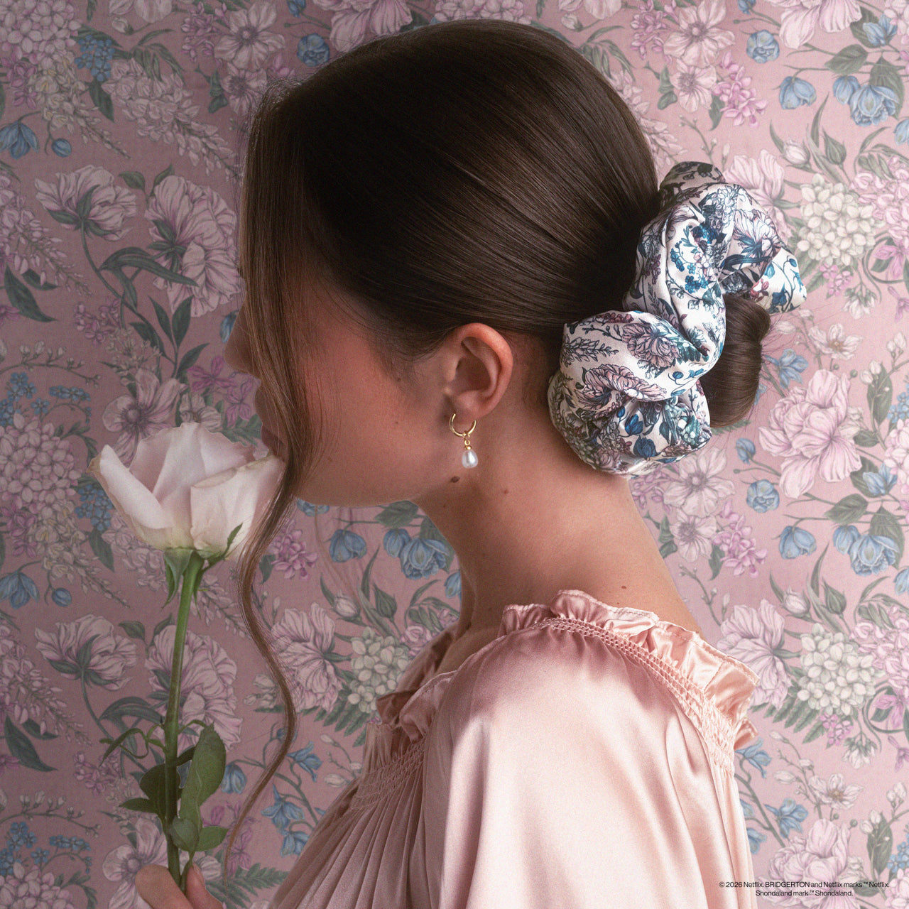 507439-BridgertonxKitsch-PillowScrunchies_InSatin-Set-2pc-ToileInBloom-Model-9-1280x1280px-1.jpg