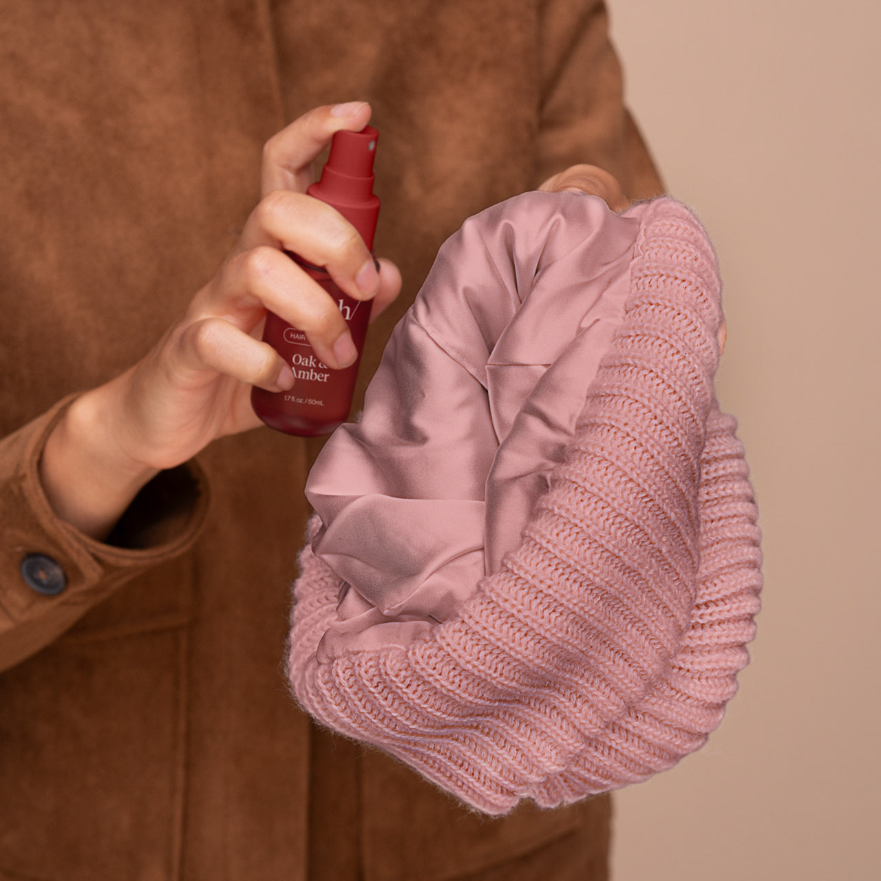 507644-505473-GlazeySatinLinedBeanie-Blush-HairPerfume-Oak_Amber-Model-1280x1280px-1.jpg