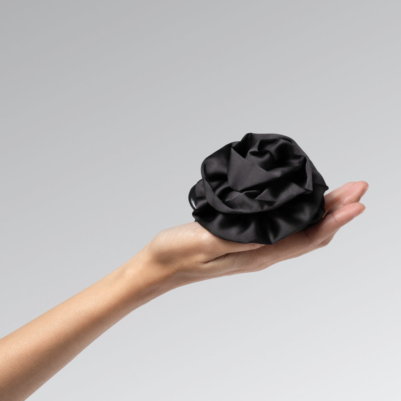 508627-SatinRosetteMediumFlatCloudClip-TrendHairAccesories-Black-Model-1280x1280px.jpg
