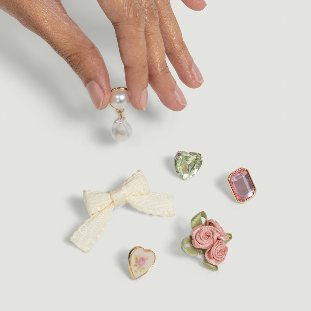 509099-KitschPopTM-Charms6pcSet-VintagePink-model-1280x1280px-1.jpg