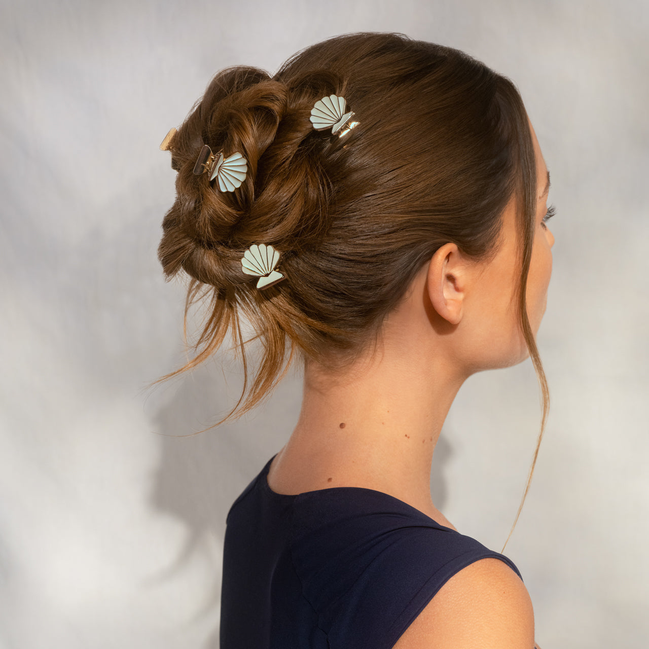 509297-CoastalCottage-MetalClamShellHairClip-Set-2pc-Gold_PearlizedCream-Model-4-1280x1280px.jpg