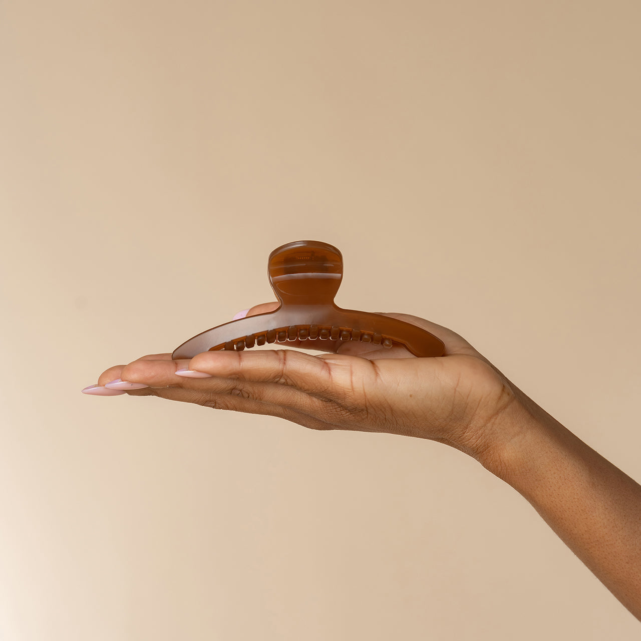 513027_Recycled_Plastic_Large_ArchedClip_Mocha_01_model_04_72dpi.jpg