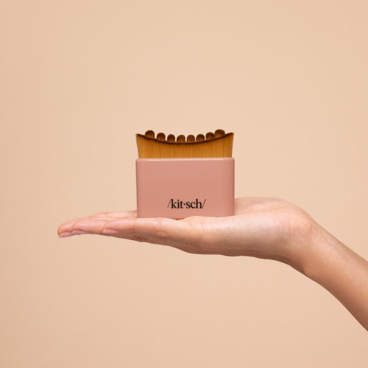 515601-LymphaticContourFaceBrush-Cleanse-Terracotta-Model-3-1280x1280px-1.jpg