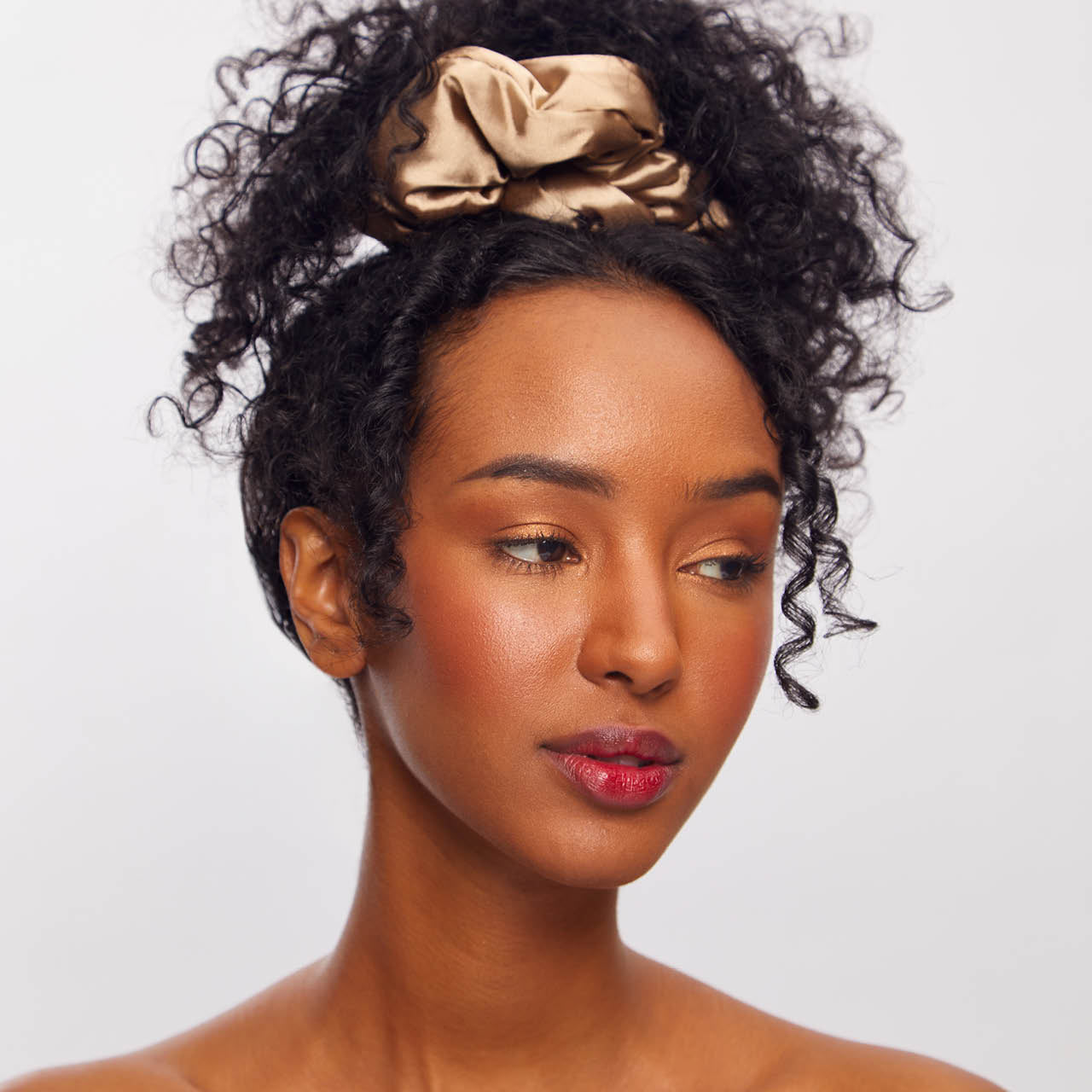 5670-SatinPillowScrunchies-Model-Sleep-Charcoal_Gold-2-1280x1280px.jpg