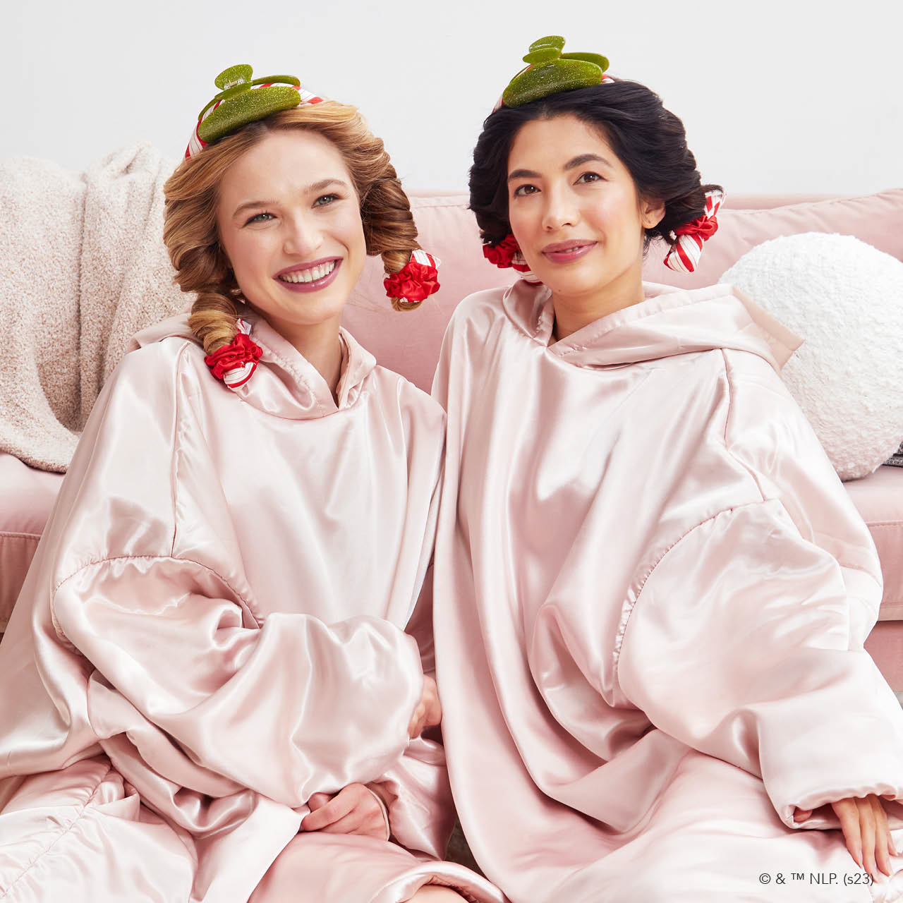 61937-61968-9067-ElfxKitsch-Model-GlitterClawClip-SatinHeatlessSet-CandyCane-Glazey-Blush-1280x1280px_8167d9e1-4528-42d5-a0b2-5a6883bd67d5-1.jpg