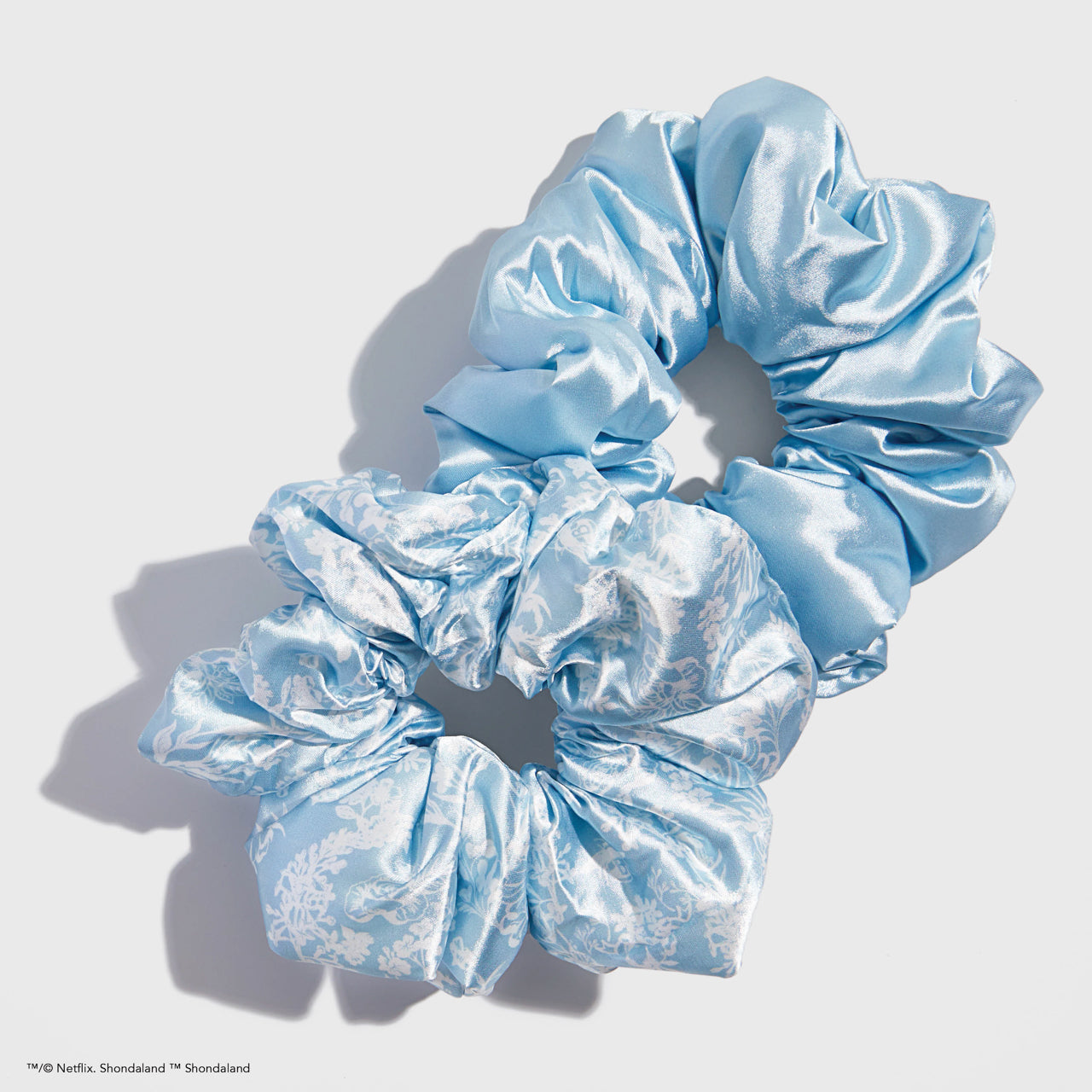 63627-BridgertonxKitsch-SatinPillowScrunchies-ToileDeBlue-1280x1280px-1.jpg