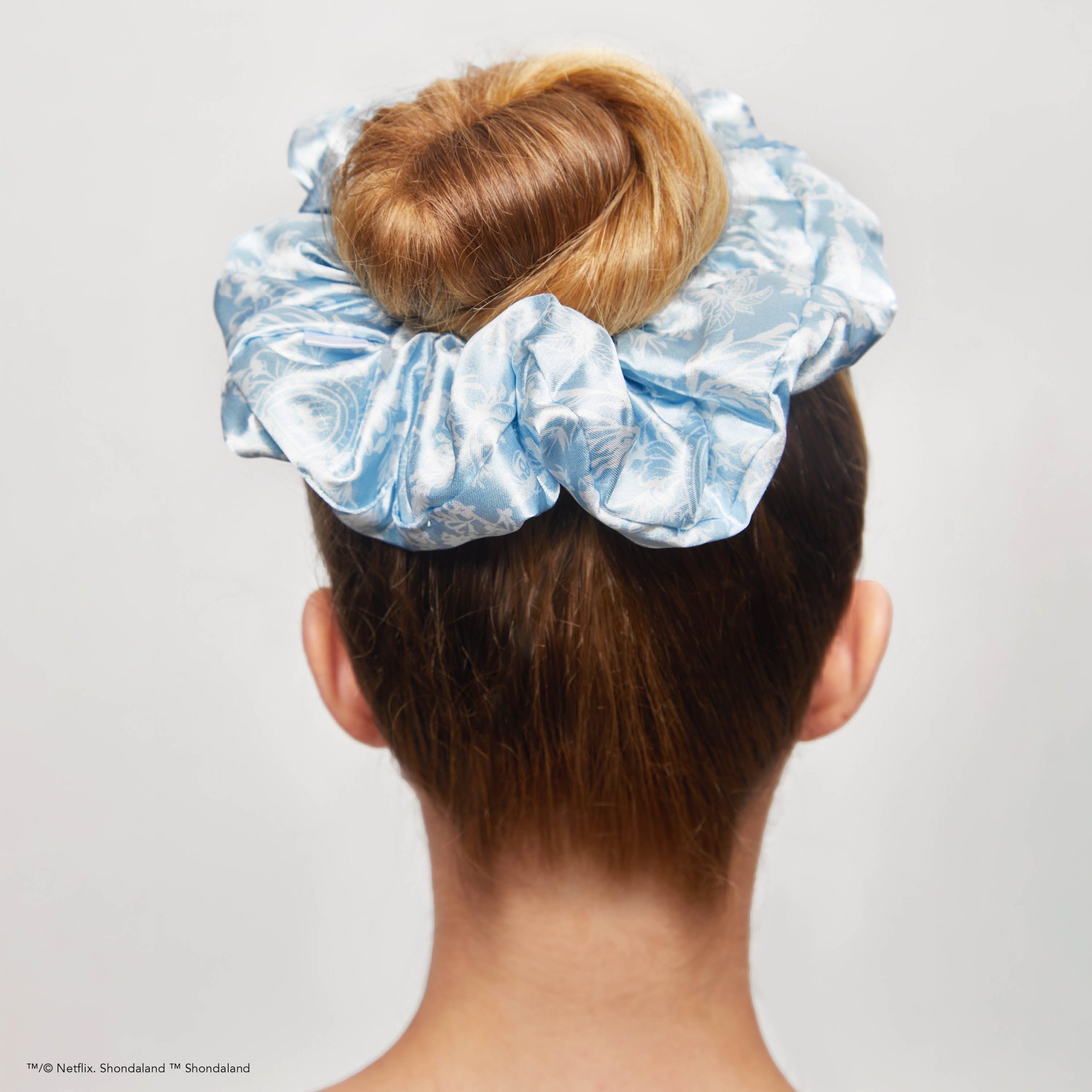 63627-BridgertonxKitsch-SatinPillowScrunchies-ToileDeBlue-Model-3-1280x1280px-1.jpg
