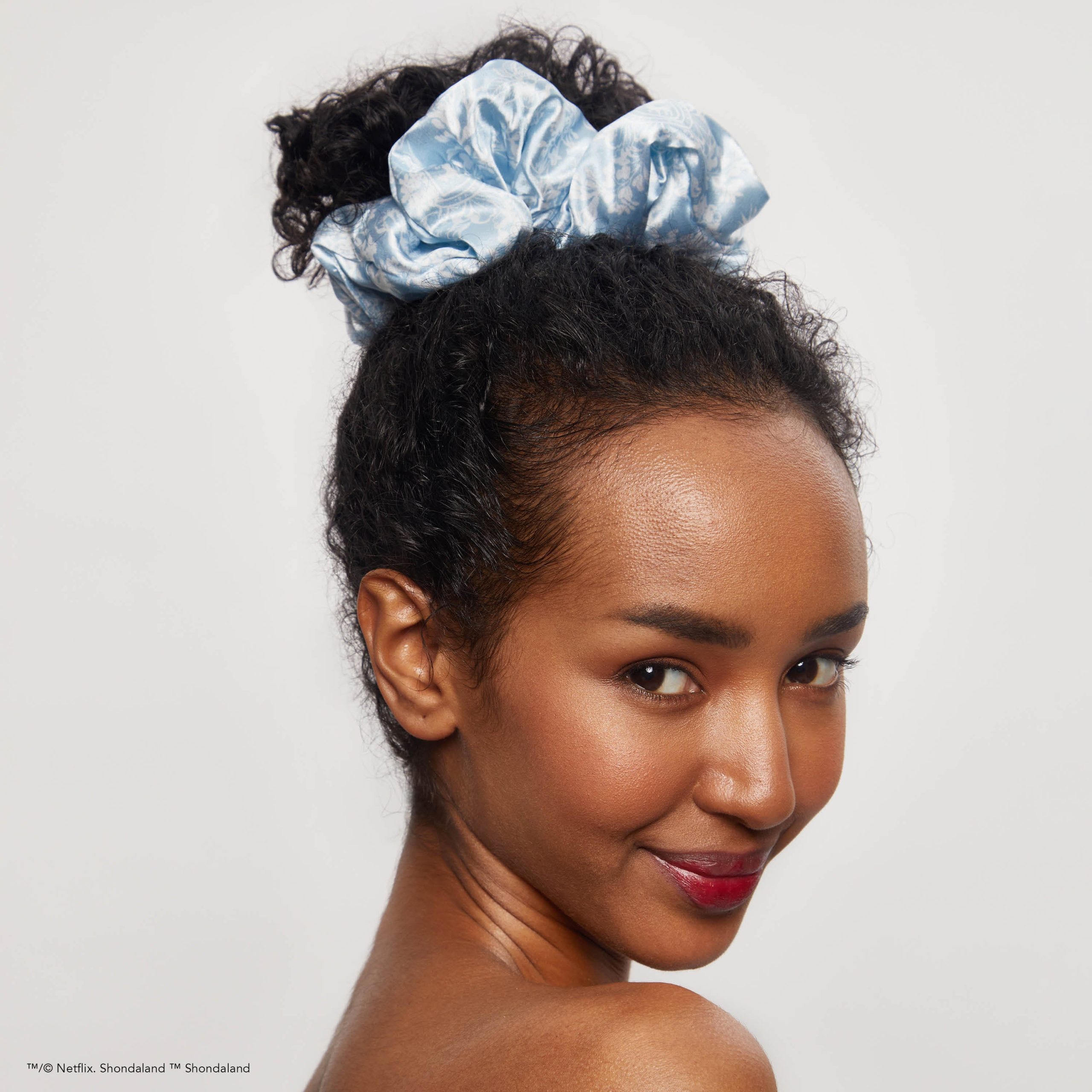 63627-BridgertonxKitsch-SatinPillowScrunchies-ToileDeBlue-Model-6-1280x1280px-1.jpg