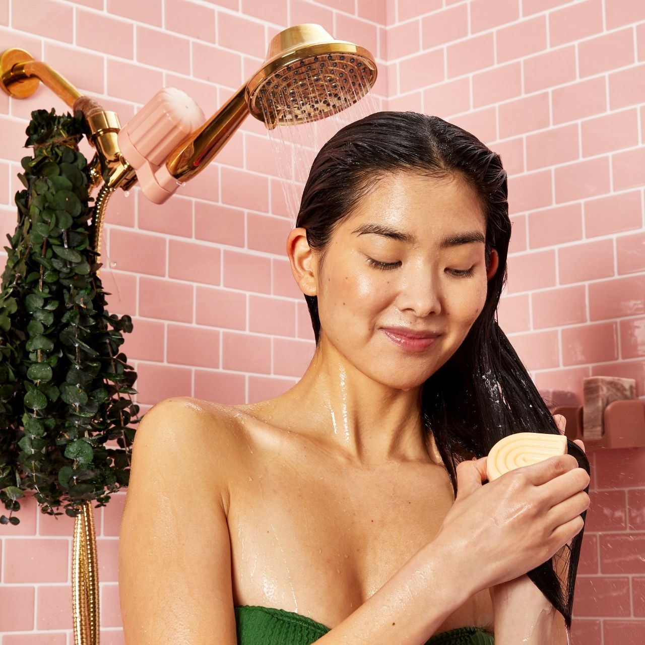 65768-5465-ShowerFilterAttachment-DeepMoisturizingSolidConditionerCoconutOil-Model-BottleFreeBeauty-Terracotta-2-1280x1280px-1.jpg