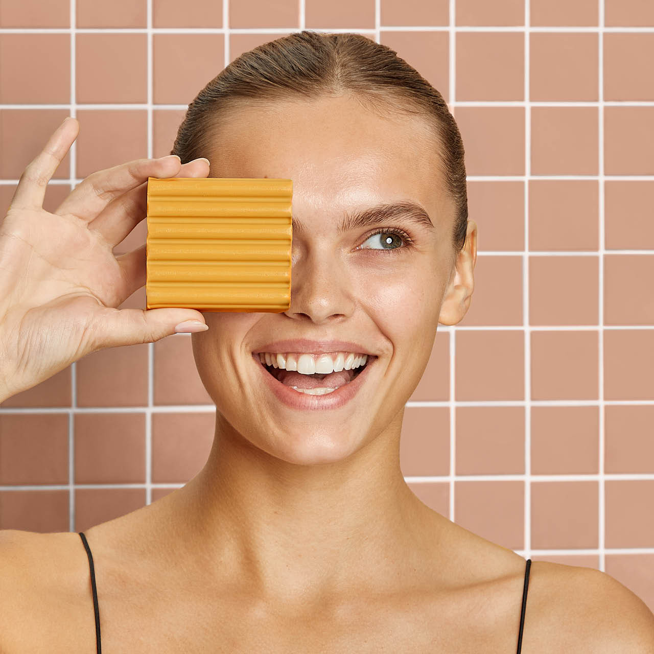 66185-KojicAcidSolidFace_BodyWash-Model-BottleFreeBeauty-Brightening-1280x1280px-1.jpg