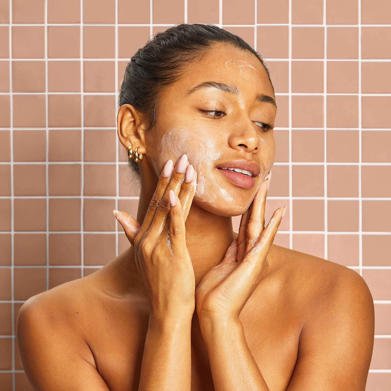 66185-KojicAcidSolidFace_BodyWash-Model-BottleFreeBeauty-Brightening-4-1280x1280px-1.jpg
