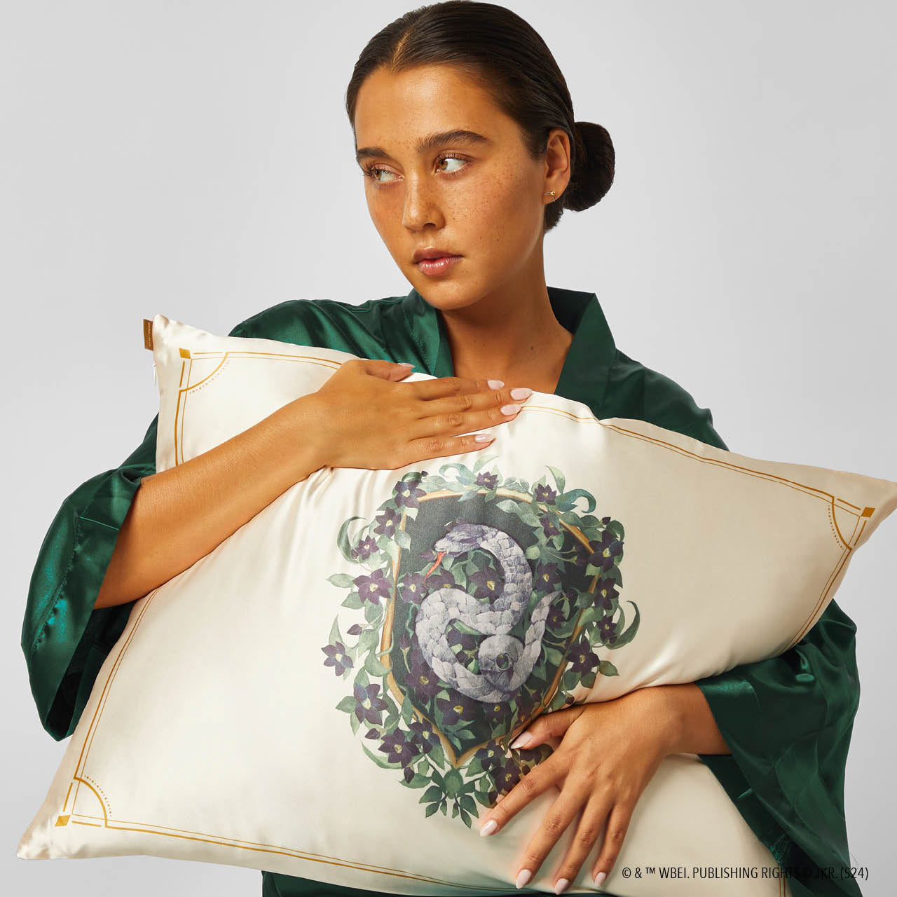 66642-HarryPotterxKitsch-StandardSatinPillowcase-Slytherin-Model-1280x1280px.jpg