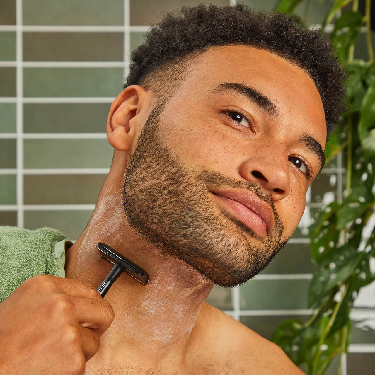67014-67786-PerfectGlideSafetyRazor-Model-BottleFreeBeauty-Black-GenderNeutral-1280x1280px-1.jpg