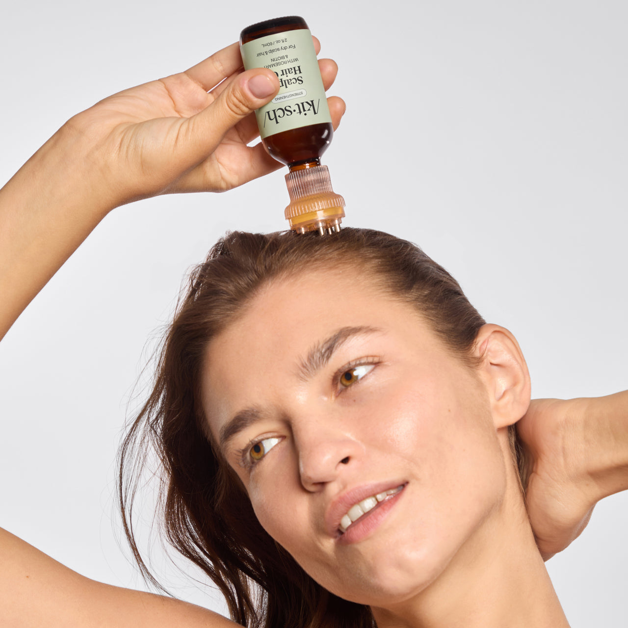 67830-60633-Scalp_HairOilApplicator-Terracotta-Model-Consumables-3-1280x1280px-1.jpg