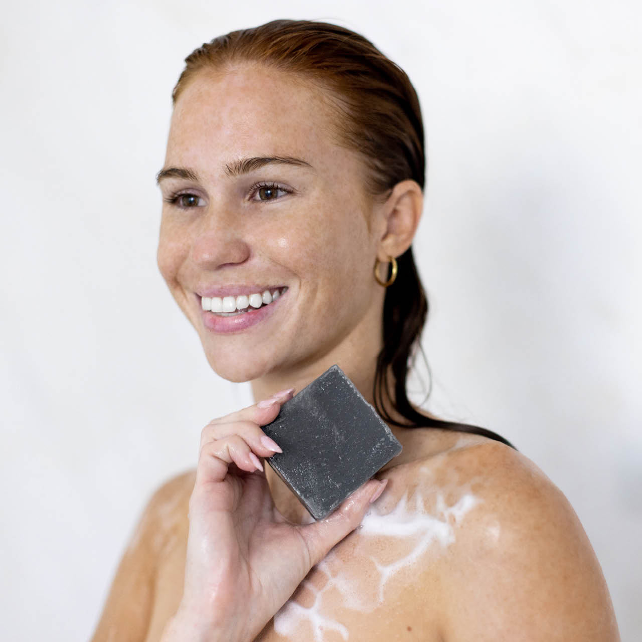 7575-CharcoalSolidBodyWashBar-Model-BottleFreeBeauty-Detoxifying-3-1280x1280px-1.jpg