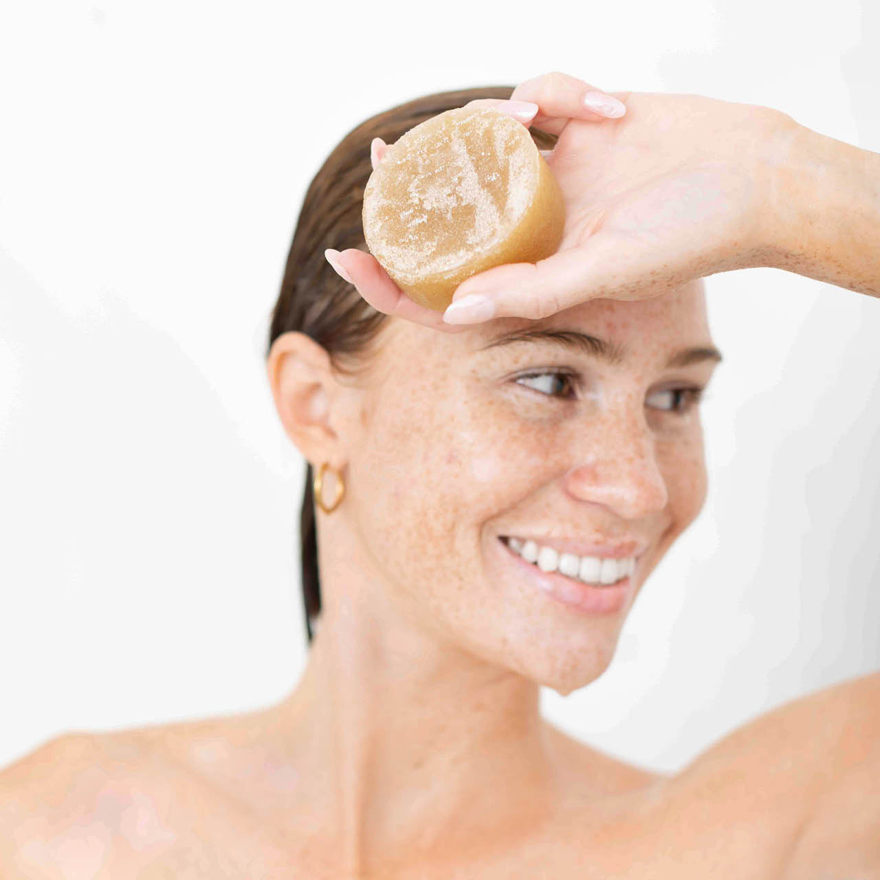 7582-SugarSolidBodyScrubBar-Model-BottleFreeBeauty-Exfoliating-2-1280x1280px-1.jpg