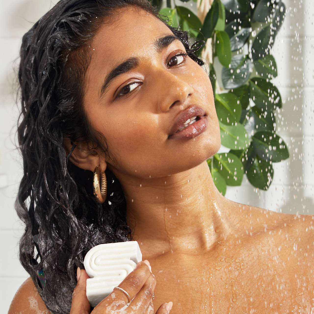 9432-UltraSensitiveSolidShampoo_BodyWashBar-Model-BottleFreeBeauty-2-1280x1280px-1.jpg